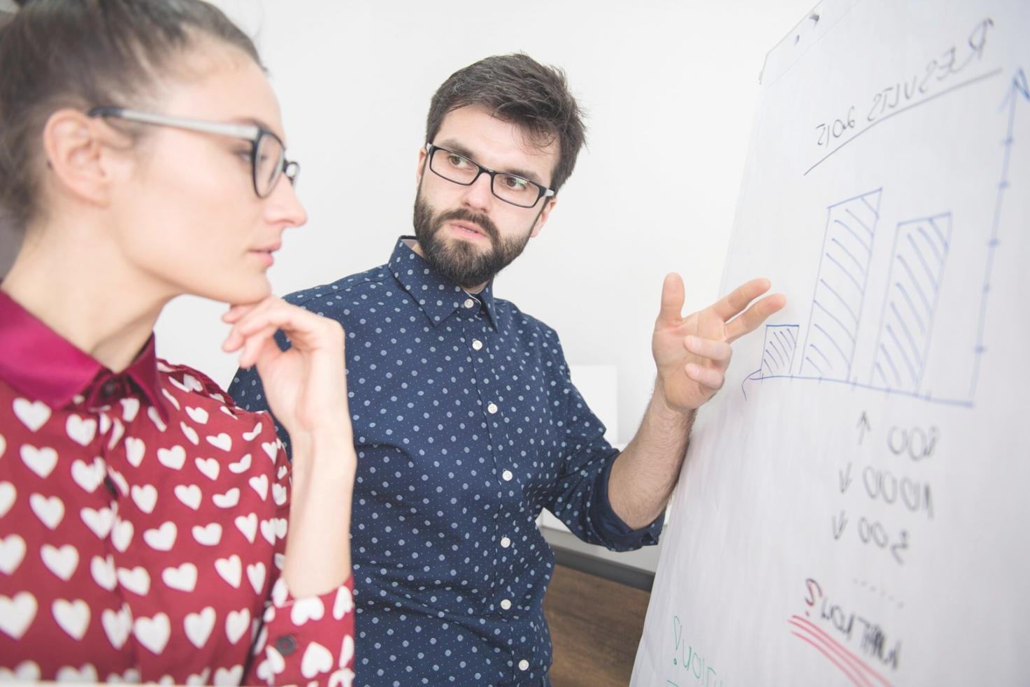 Étudiant travaillant sur un projet d'automatisation financière