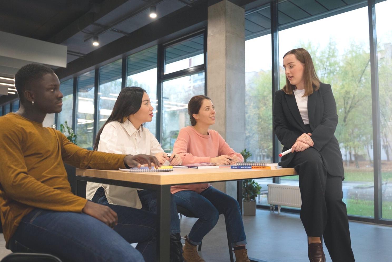 Professionnels en formation utilisant des outils d'automatisation financière